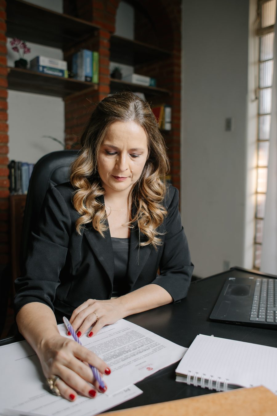 Dra. Cássia Valadares no escritório 3